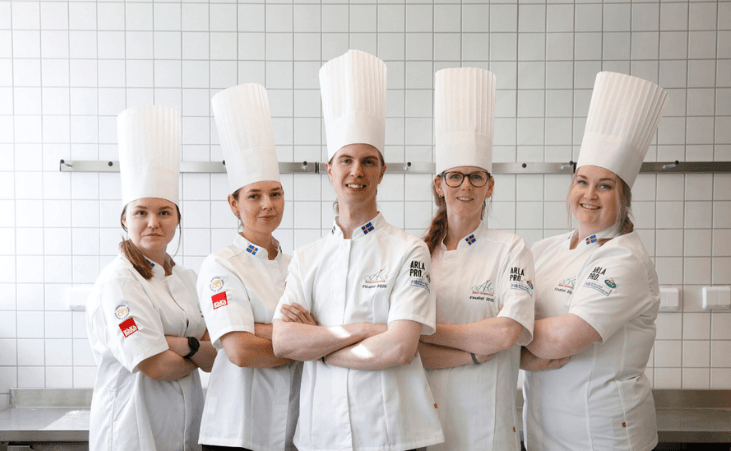 En grupp av konditorer poserar för Årets konditor