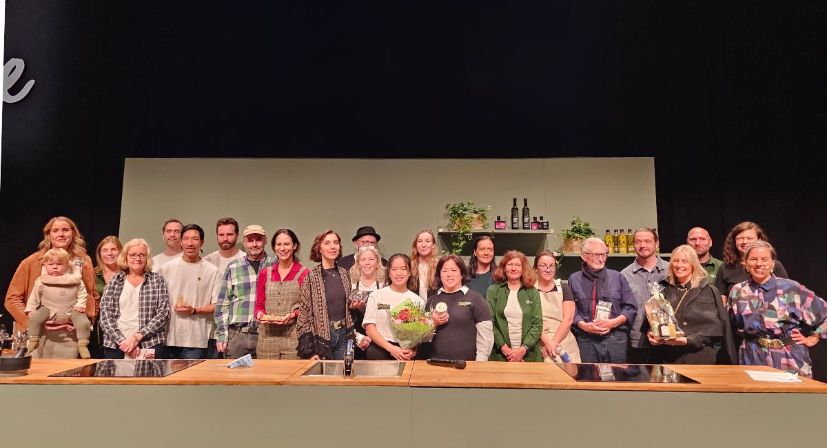 Massor av människor som står på en scen