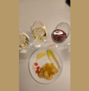 flera vinglas och tallrik med snacks